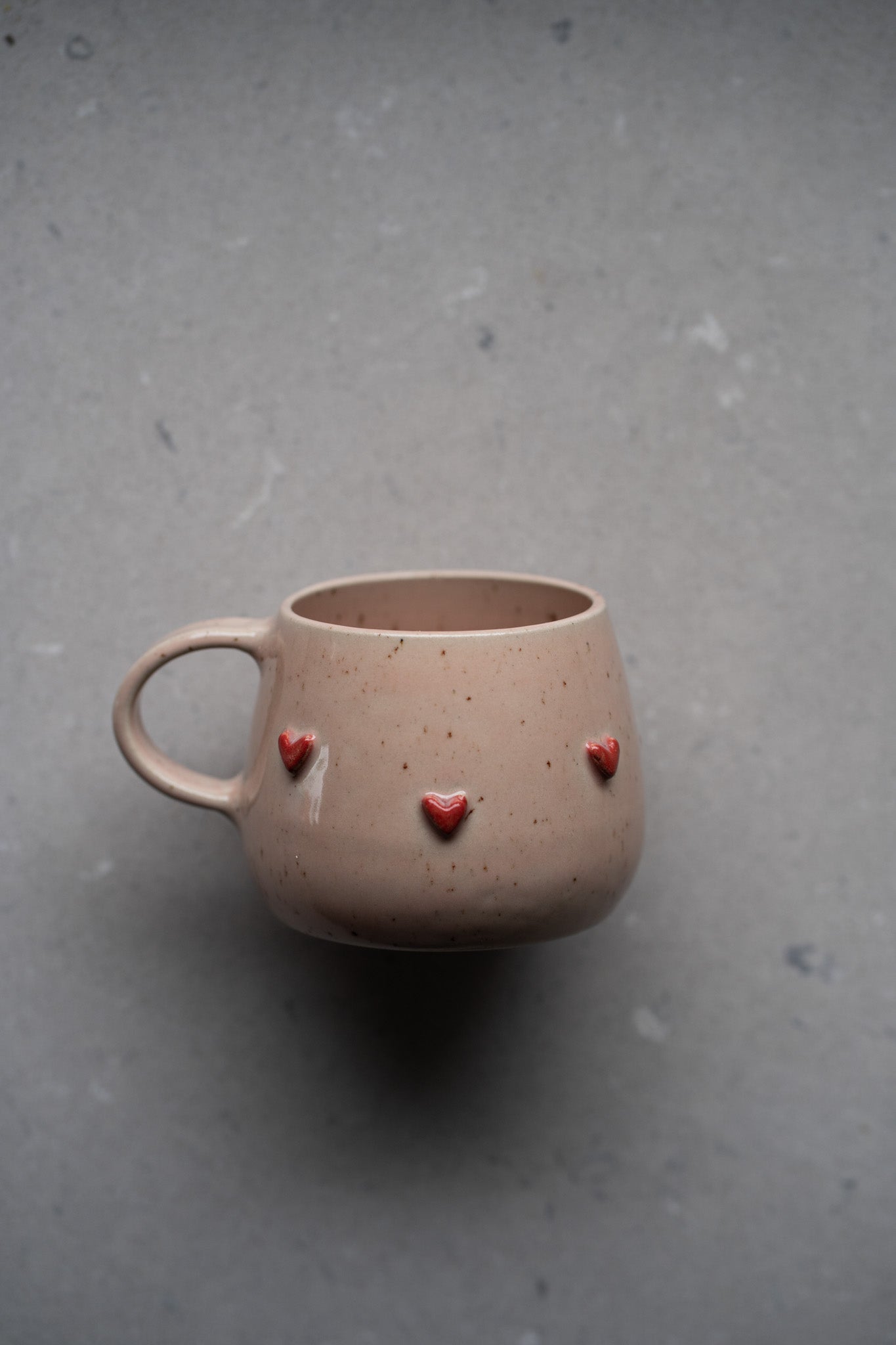 Valentinova skodelica sijoča nežno roza